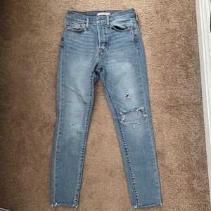 Wedgie Skinny Levi’s Denim Jeans with Rip High Wasited